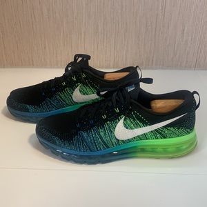 🚹 Nike Mens Flyknit Max
Black White Photo Blue Electric Green in size 12